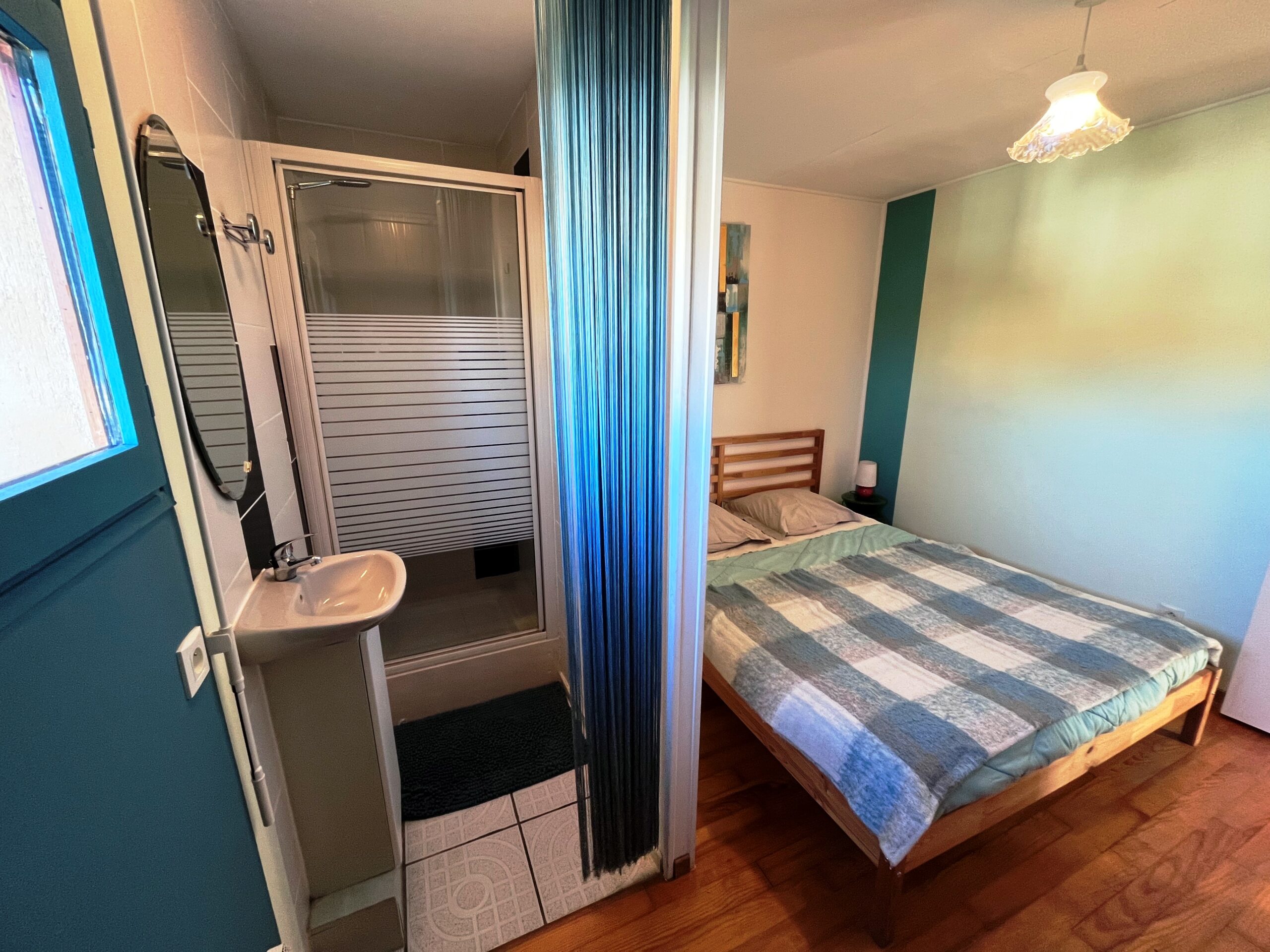 Chambre 1 avec lit de 160 cm, douche et lavabo privatifs