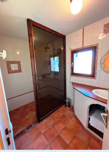 Salle de bain située à l’étage du gîte Les Oliviers