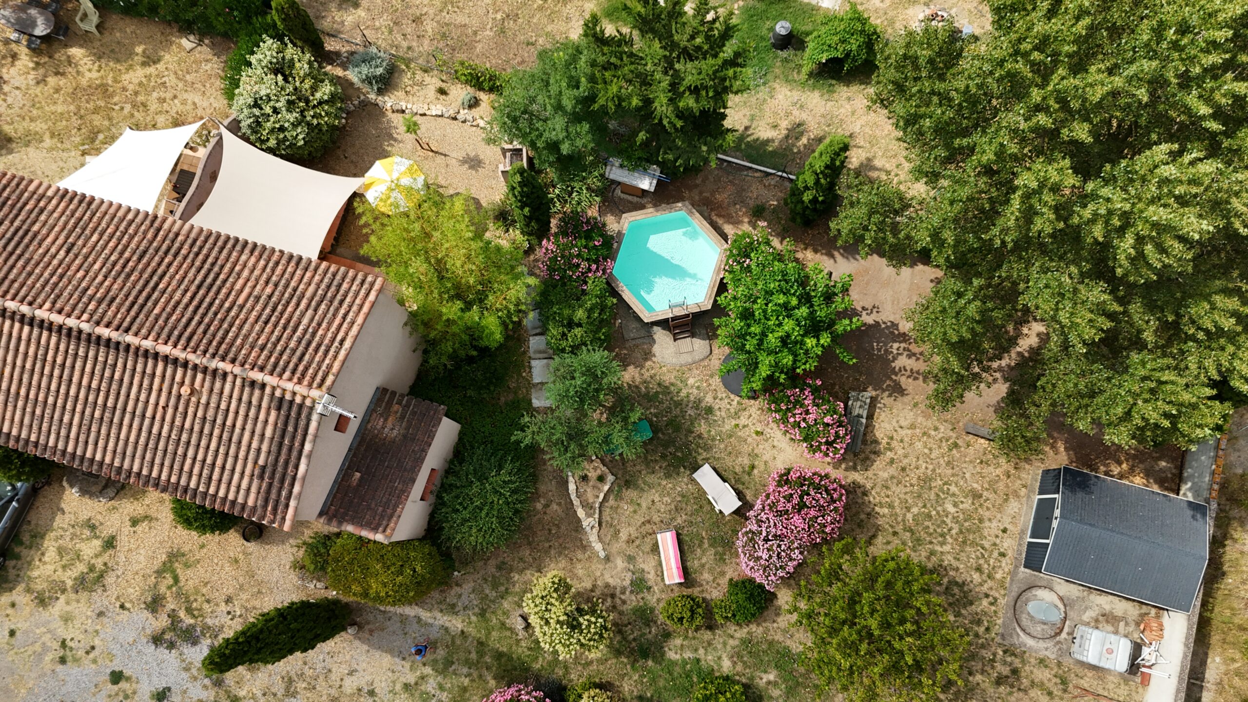 Vue aérienne du gîte Les Oliviers et de sa piscine
